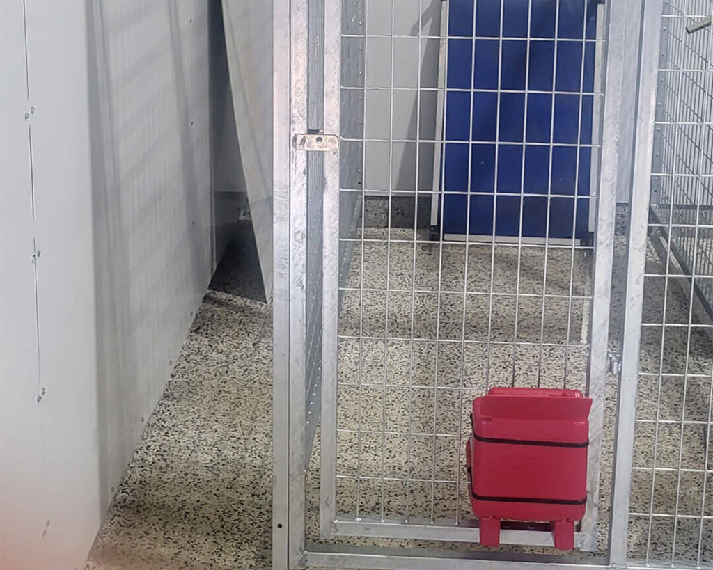 Retriever kennel feeder top